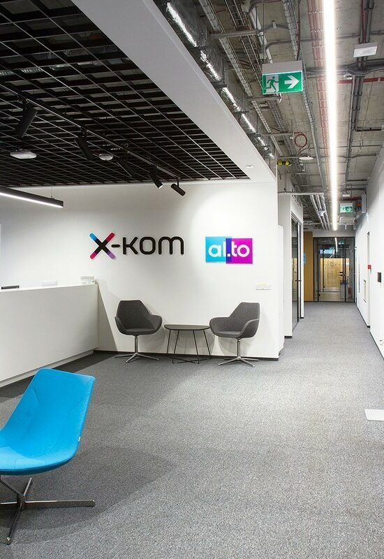 Korytarz i recepcja. Zdjęcie wnętrz biura firmy X-com. Projekt wykonała pracownia architektoniczna Make It Yours.