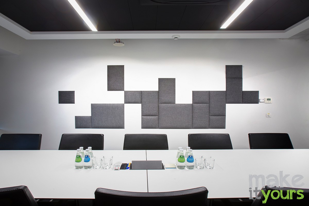 Sala konferencyjna. Zdjęcie wnętrz biura firmy X-com. Projekt wykonała pracownia architektoniczna Make It Yours.