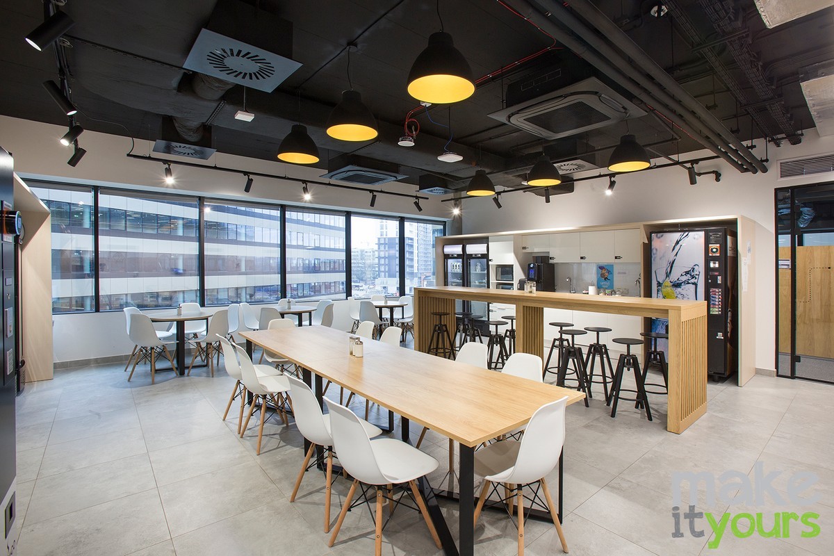Kuchnia dla pracowników i jadalnia. Zdjęcie wnętrz biura firmy X-com. Projekt wykonała pracownia architektoniczna Make It Yours.
