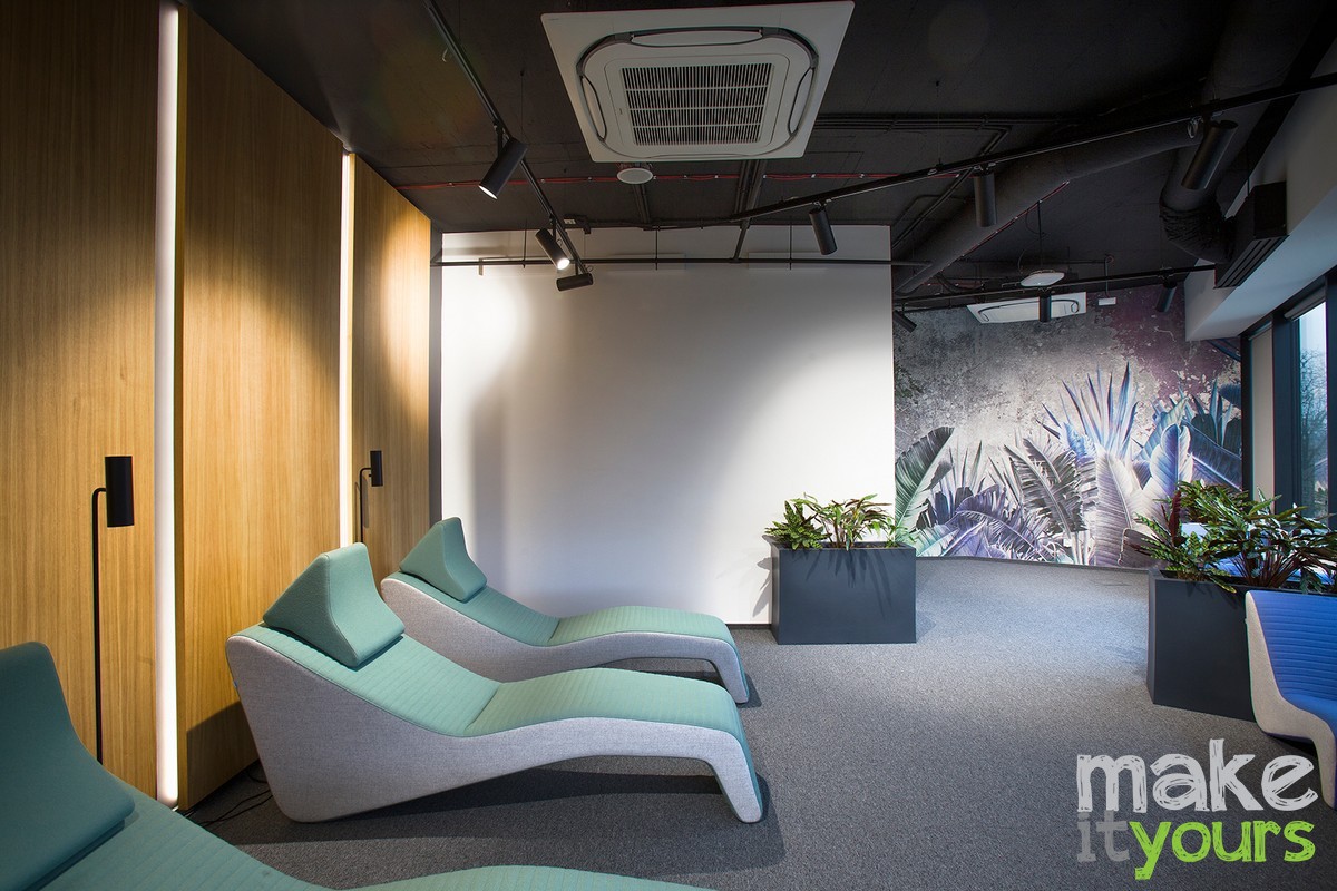 Pokój do wypoczynku z leżankami. Zdjęcie wnętrz biura firmy X-com. Projekt wykonała pracownia architektoniczna Make It Yours.