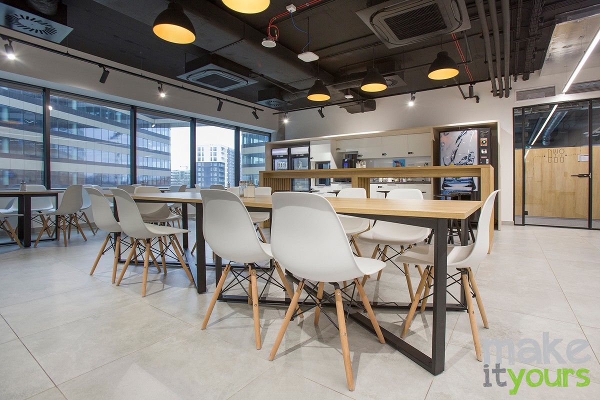 Kuchnia dla pracowników i jadalnia. Zdjęcie wnętrz biura firmy X-com. Projekt wykonała pracownia architektoniczna Make It Yours.