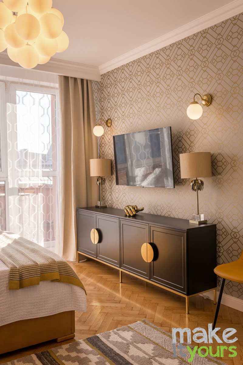 Zdjęcie przedstawia wnętrza apartamentu w którym zaprojektowaliśmy musztardowe dodatki w salonie, kuchni i łazience. Make It Yours biuro projektowania wnętrz z Krakowa