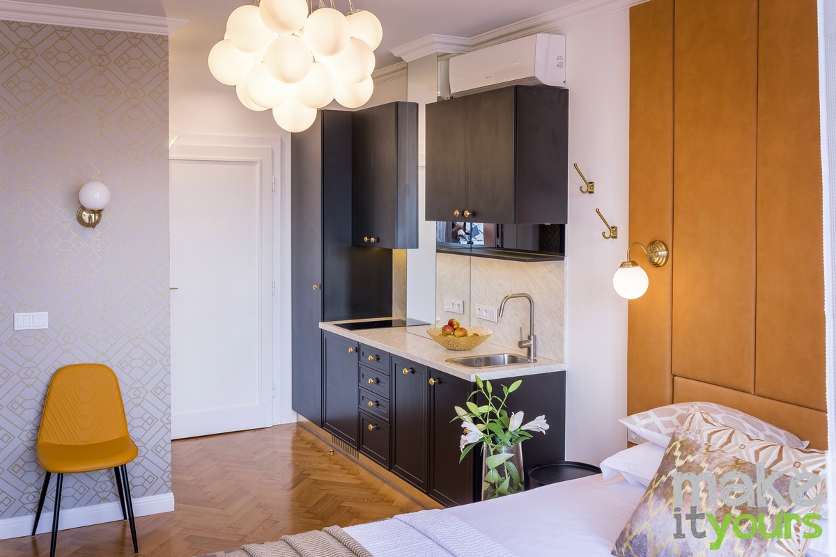 Zdjęcie przedstawia wnętrza apartamentu w którym zaprojektowaliśmy musztardowe dodatki w salonie, kuchni i łazience. Make It Yours biuro projektowania wnętrz z Krakowa