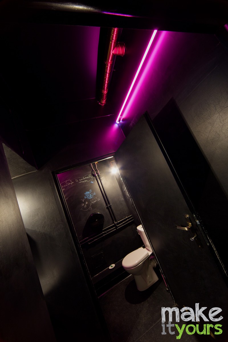 Wnętrze restauracji Mr. Pancake zaprojektowane przez biuro Make It Yours z Krakowa. Na zdjęciu widoczna toaleta pomalowana czarną farba tablicową.
