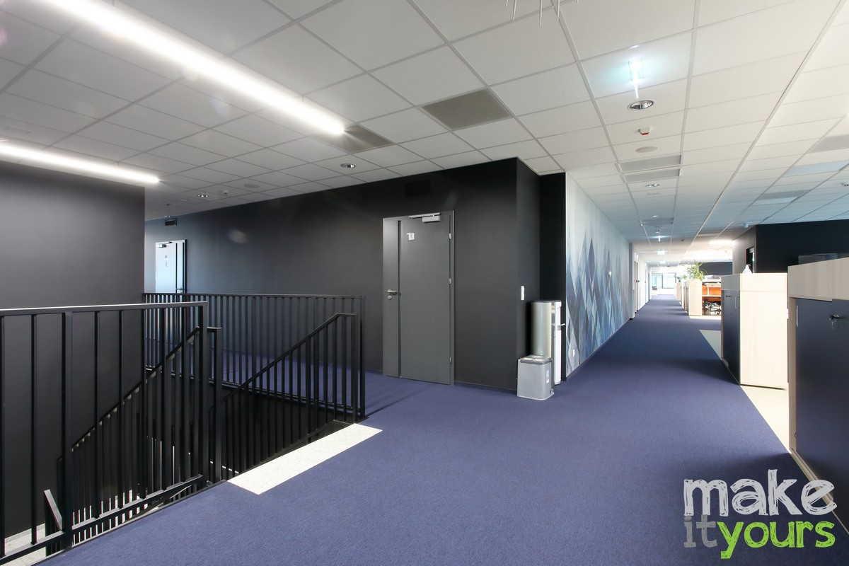 Zdjęcie wnętrz biura ANT, części wspólne korytarz i schody. Projekt autorstwa Make It Yours - studio projektowania wnętrz.