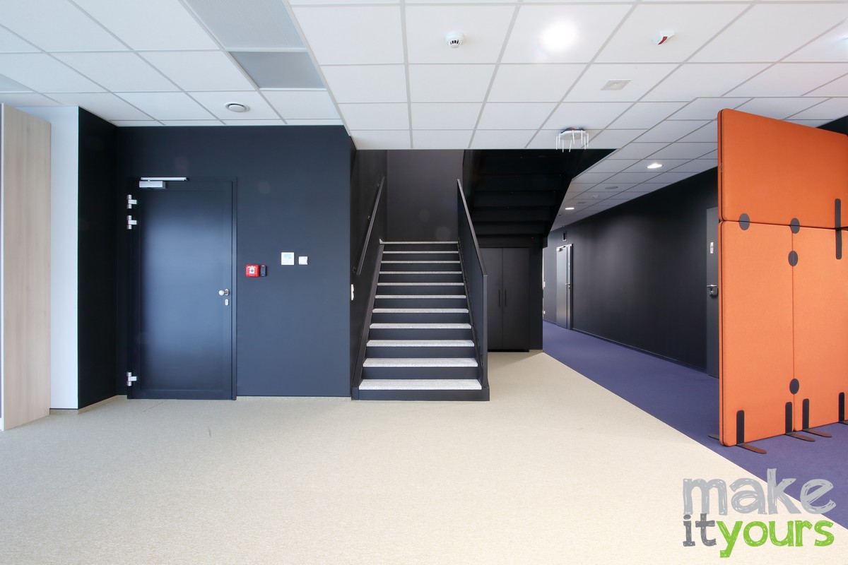 Zdjęcie wnętrz biura ANT, części wspólne korytarz i schody. Projekt autorstwa Make It Yours - studio projektowania wnętrz.