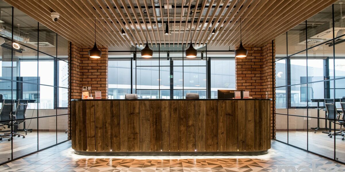 Zdjęcie przedstawia recepcję siedziby firmy Chilli Space, wykonaną według projektu biura Make It Yours oferującego projektowanie wnętrz biurowych
