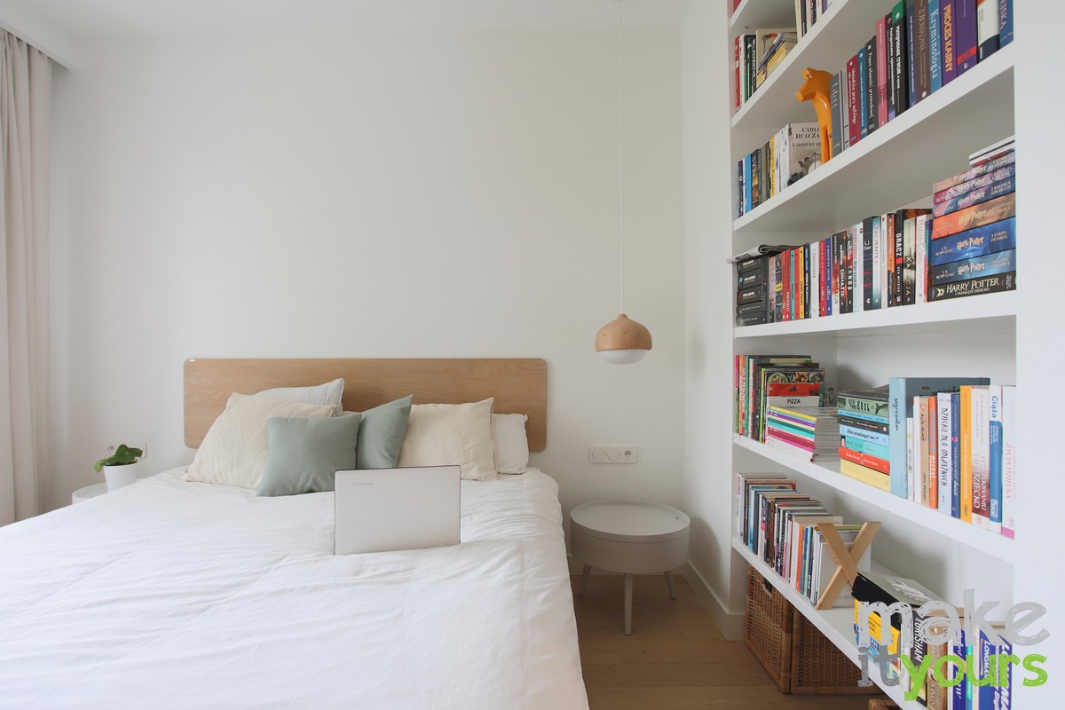 Zdjęcie przedstawia bardzo jasną sypialnię w mieszkaniu zaprojektowanym przez biuro projektowania wnętrz Make It Yours