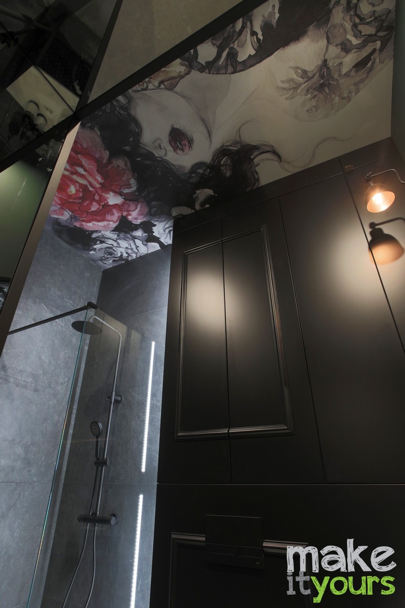 Make It Yours projekt wnętrz łazienki w czerni dla aparthotelu