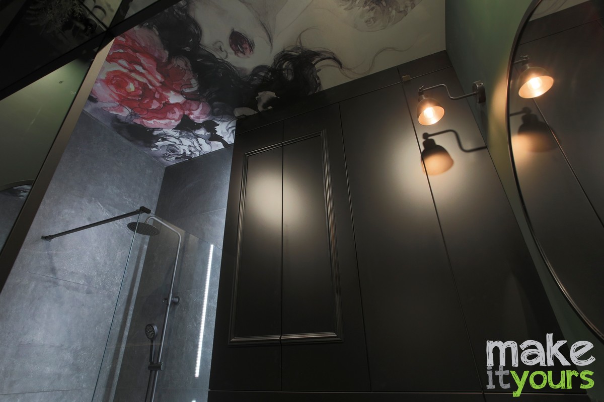 Make It Yours projekt wnętrz łazienki w czerni dla aparthotelu