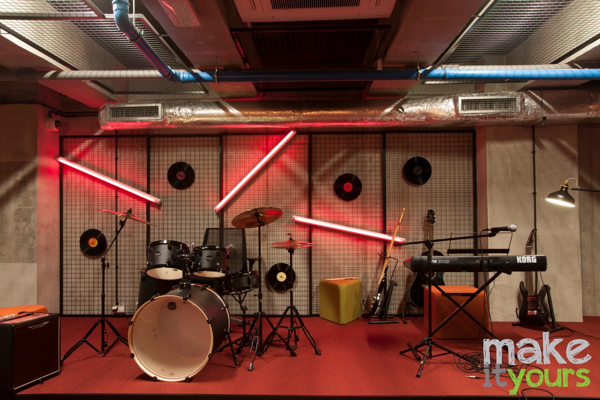 Pokój muzyczny w akademiku LivinnX zaprojektowany przez pracownię Make It Yours z Krakowa